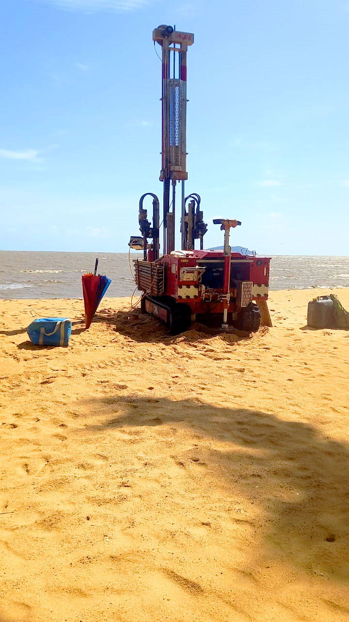 Forage de sondage sur une plage en Guyane
